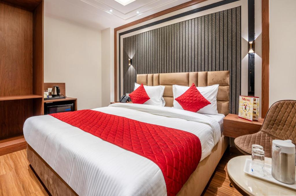 Postel nebo postele na pokoji v ubytování Hotel AVAAS - Faiz Road Karol Bagh