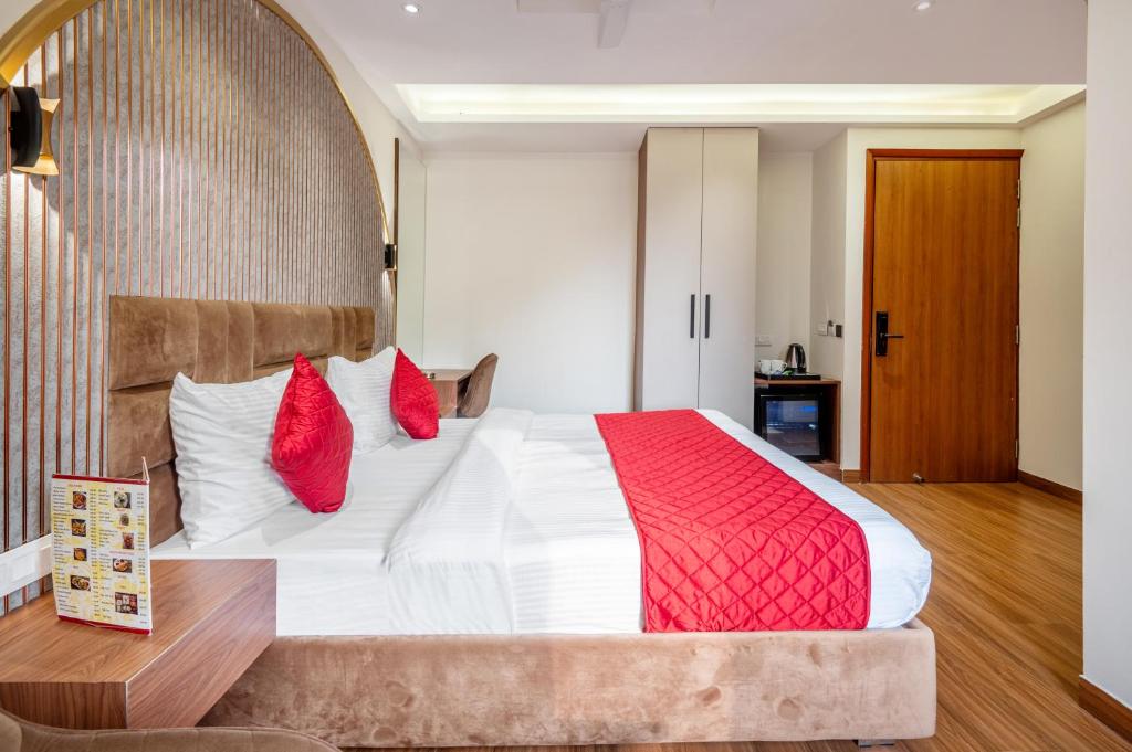 Postel nebo postele na pokoji v ubytování Hotel AVAAS - Faiz Road Karol Bagh