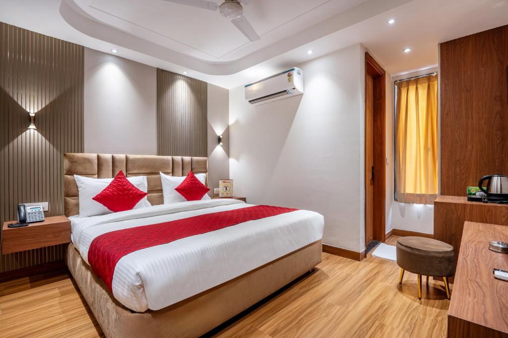 Postel nebo postele na pokoji v ubytování Hotel AVAAS - Faiz Road Karol Bagh