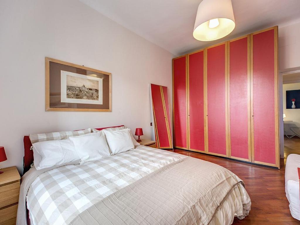 ローマにあるS. Peter Square Apartmentのベッドルーム1室(大型ベッド1台、赤いキャビネット付)