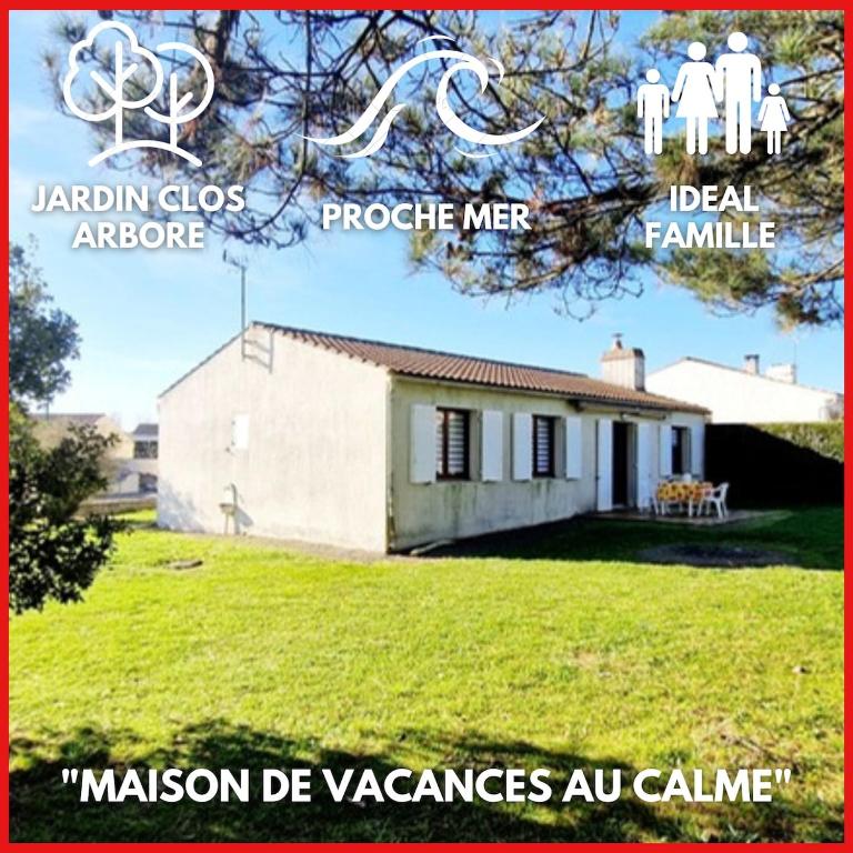 un collage de photos d'une maison dans l'établissement 