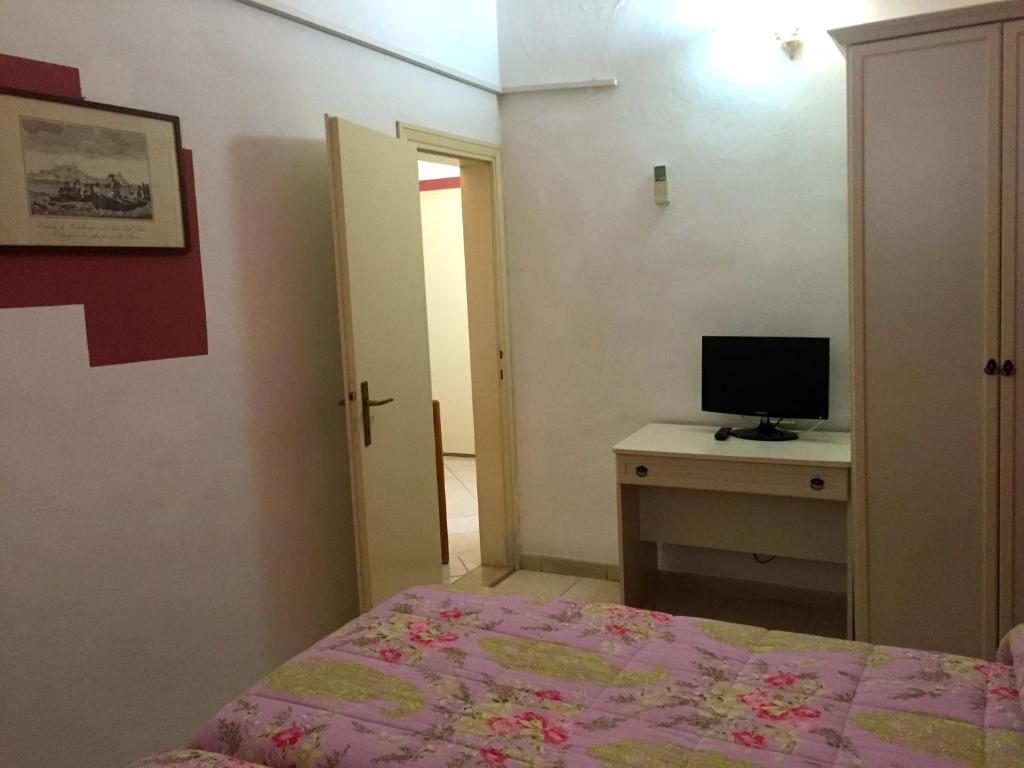 TV a/nebo společenská místnost v ubytování Albergo Ape Elbana