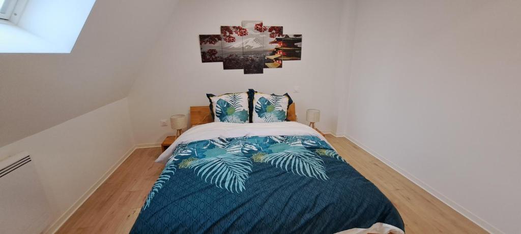 une chambre avec un lit avec une couette bleue dans l'établissement Le Coin Zen, à Bergheim