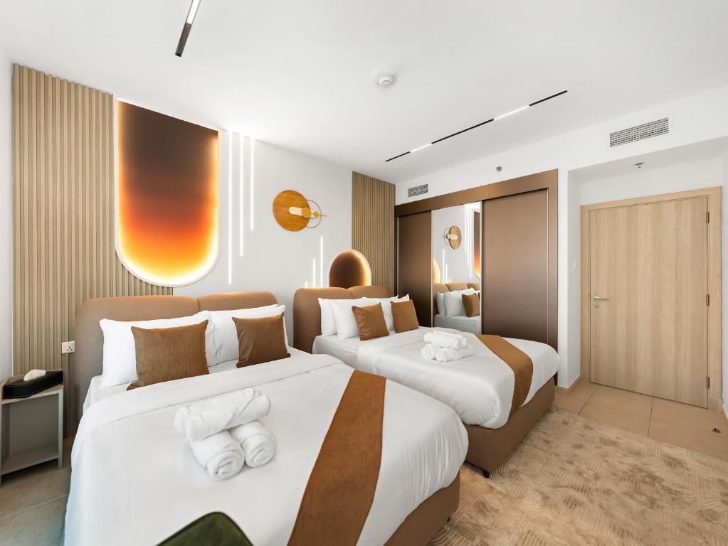 Postel nebo postele na pokoji v ubytování SKY HIGH 2 BHK- Ain Dubai & Sea View- Marina with Pool