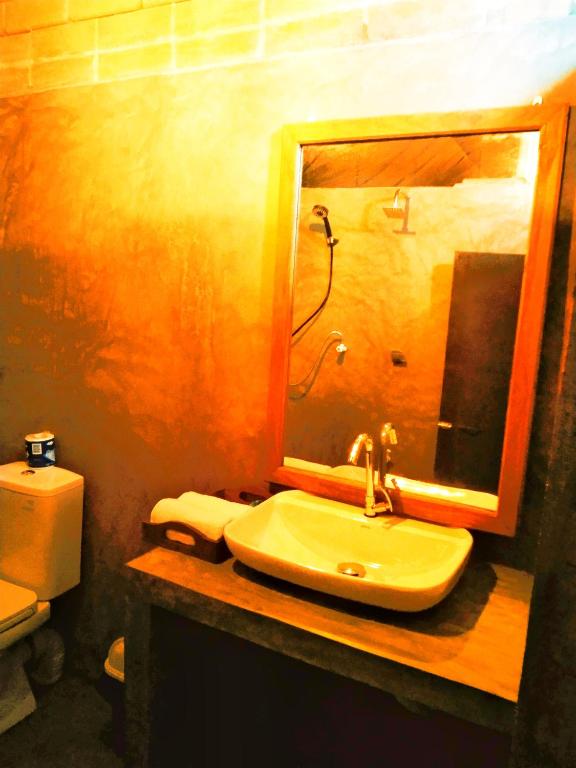 Koupelna v ubytování Lunuvila Resort Hiriketiya Dikwella