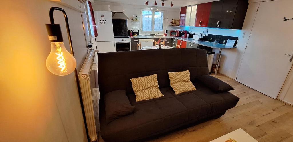 Kuchyňa alebo kuchynka v ubytovaní Superbe T2 avec jardin, piscine-enfant et parking