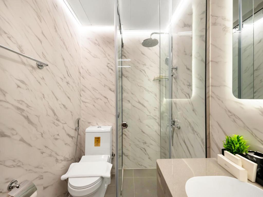 Koupelna v ubytování SKY HIGH 2 BHK- Ain Dubai & Sea View- Marina with Pool