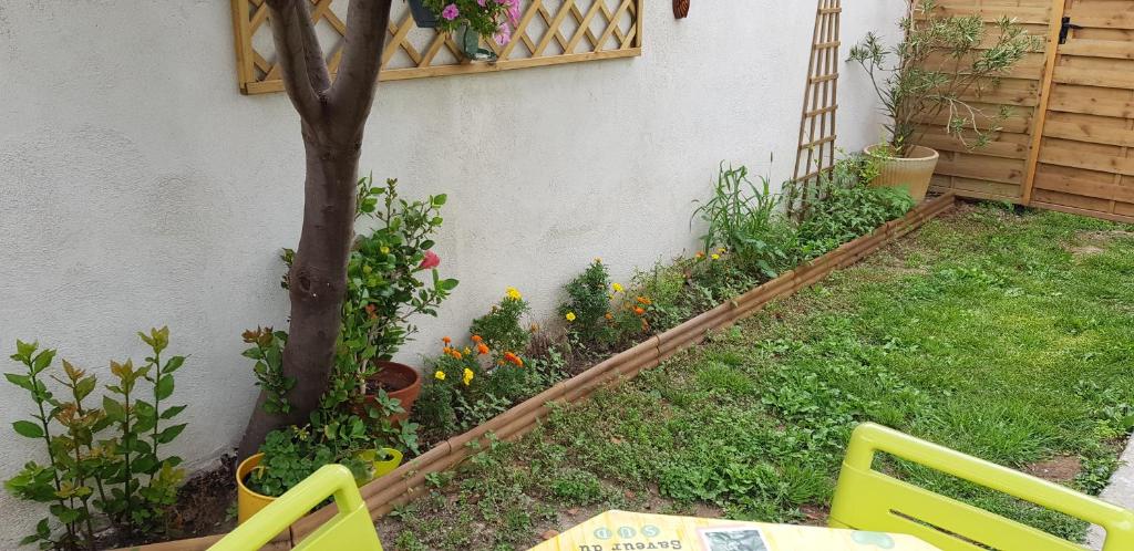 Vonkajšia záhrada v ubytovaní Superbe T2 avec jardin, piscine-enfant et parking