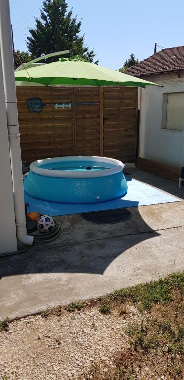 Bazén v ubytovaní Superbe T2 avec jardin, piscine-enfant et parking alebo v jeho blízkosti
