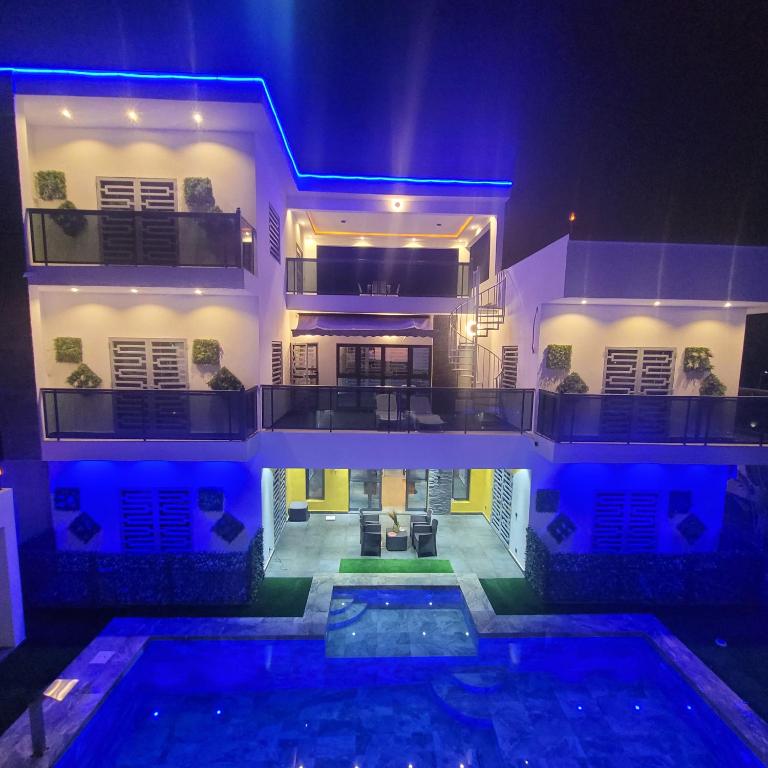 a house with a swimming pool at night at Chambres d'hôtes saly in Saly Portudal