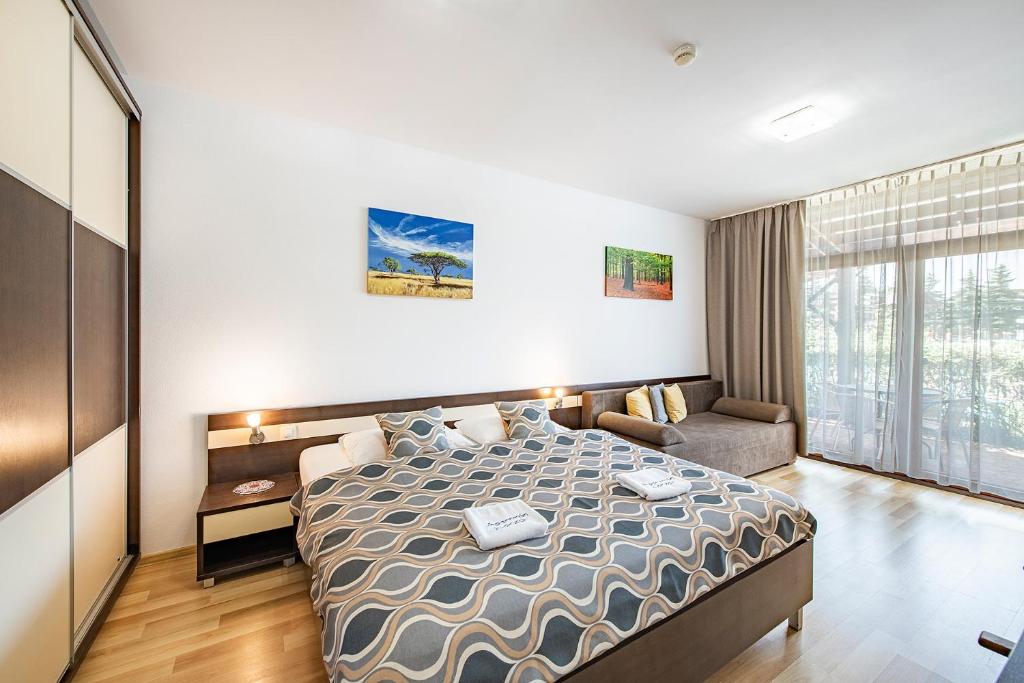 A bed or beds in a room at Bešeňová Apartmán Korzár