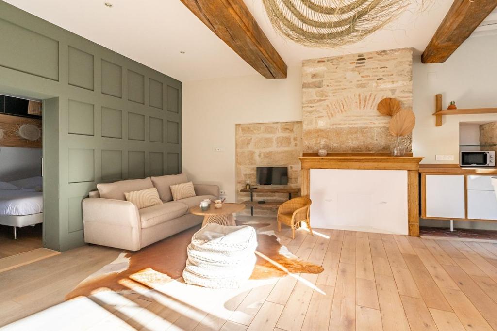 un salon avec un canapé et une cheminée dans l'établissement Le Buffon - Elegance & Charm, à Dijon