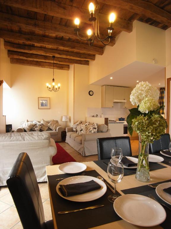 un salon avec une table et un canapé dans l'établissement Gîte Abricot - Les Gîtes de la Lohuas, à Les Champs-Géraux