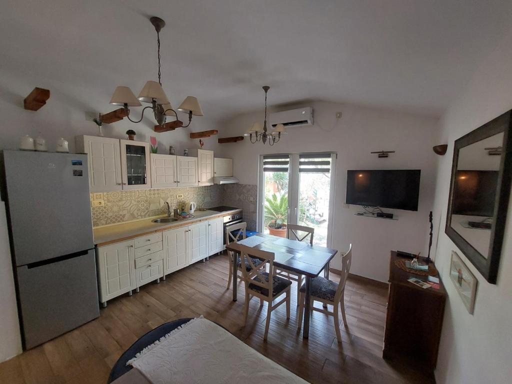 Kuchyň nebo kuchyňský kout v ubytování Garden apartmant near sea