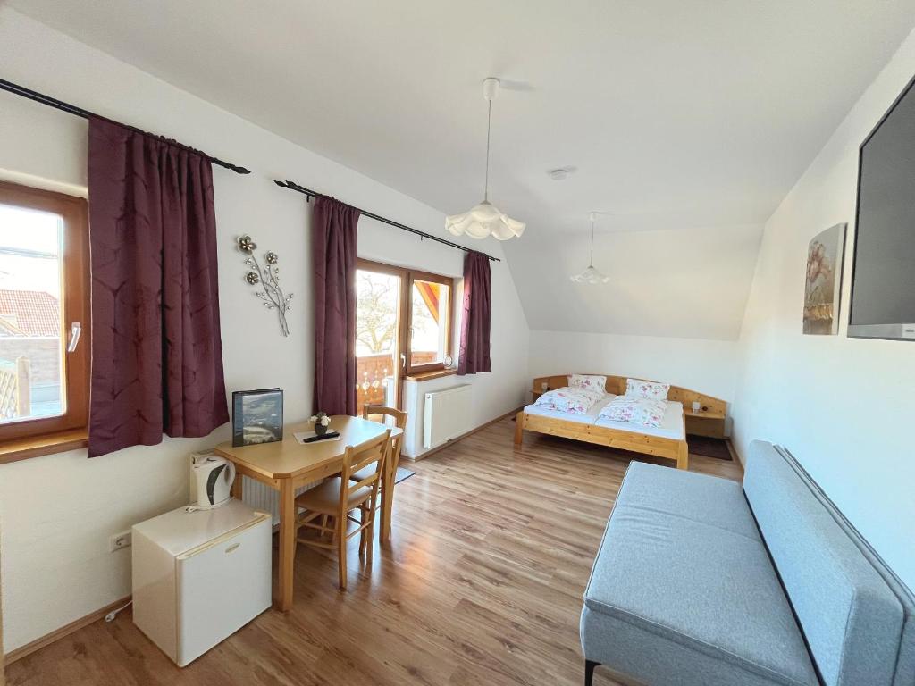 TV a/nebo společenská místnost v ubytování Hotel Gasthof Seeblick