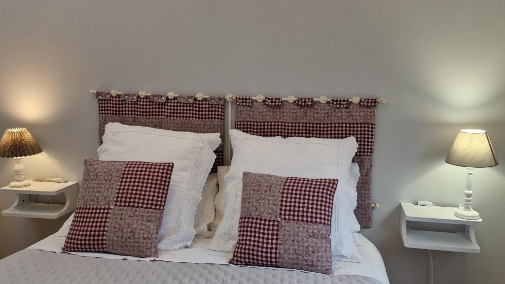 1 cama con 2 almohadas y 2 mesitas de noche en La canadienne, en Évreux