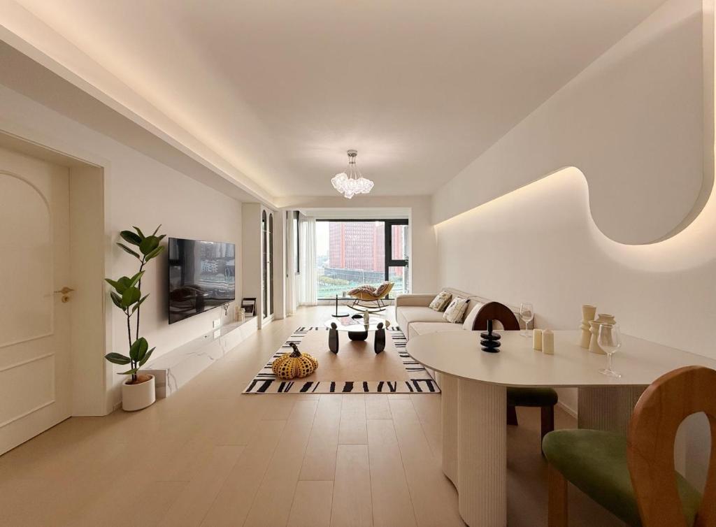 EHUB - Modern Rare 4-Bedroom APT, 50m from subway - Housity
