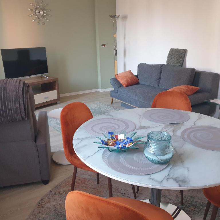 a living room with a table and chairs and a couch at Das Düsselapartment in Haan