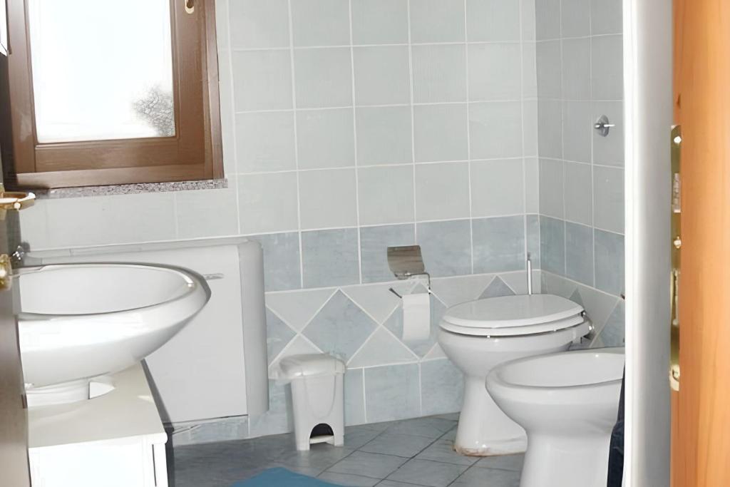 łazienka z 2 toaletami i umywalką w obiekcie Charming apartment in Nughedu Santa Vittoria - 90 m² with fireplace w mieście Nughedu Santa Vittoria