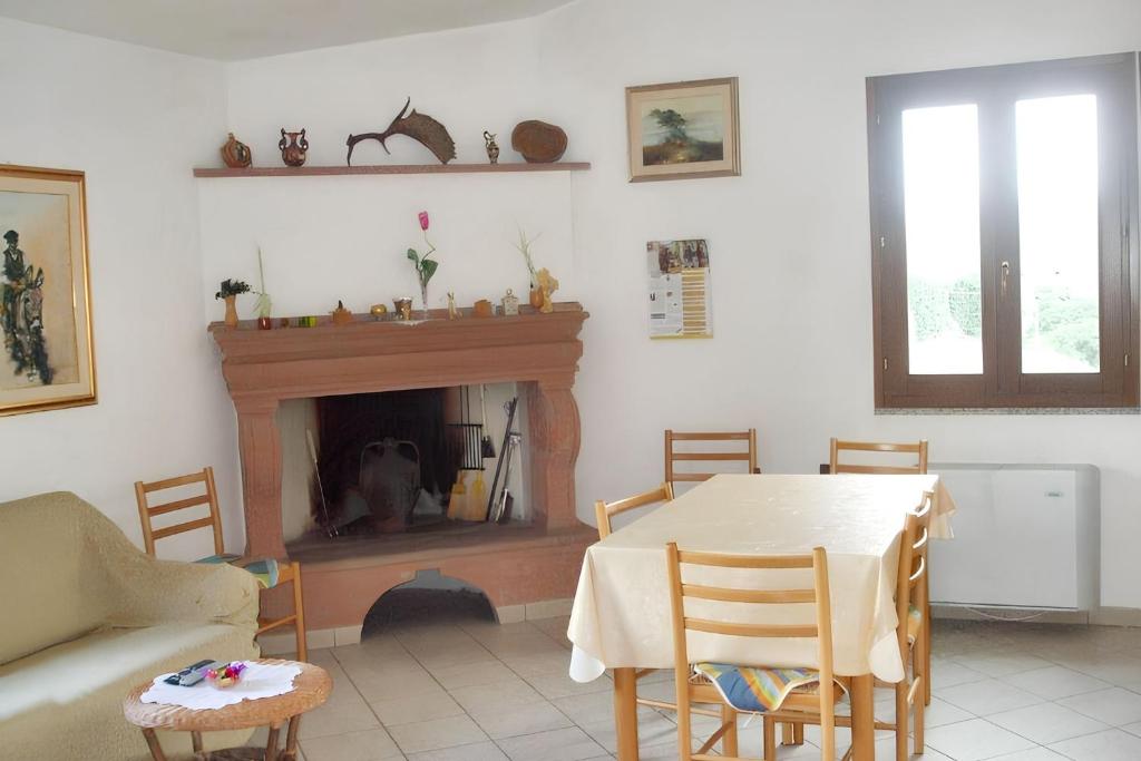 Część wypoczynkowa w obiekcie Charming apartment in Nughedu Santa Vittoria - 90 m² with fireplace