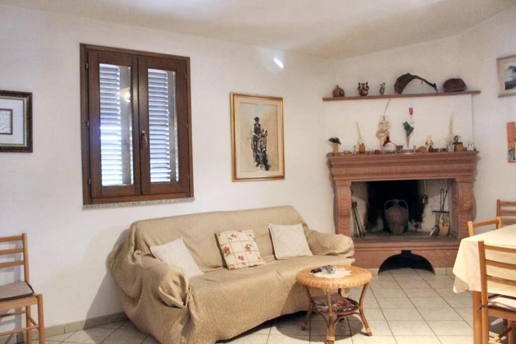Część wypoczynkowa w obiekcie Charming apartment in Nughedu Santa Vittoria - 90 m² with fireplace