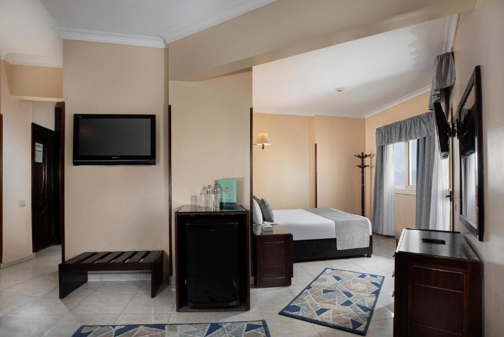 TV a/nebo společenská místnost v ubytování Holidays Express Hotel