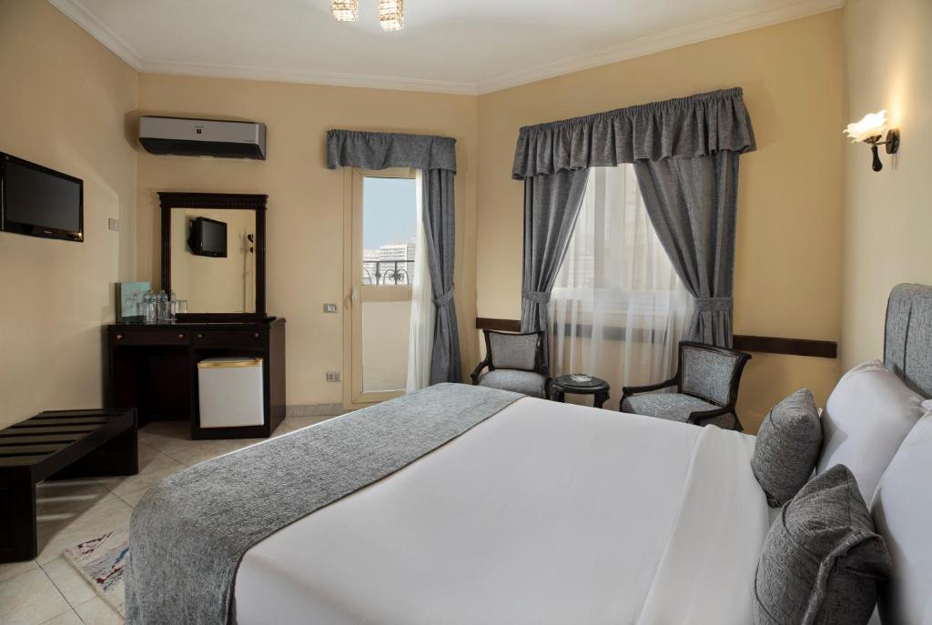 Postel nebo postele na pokoji v ubytování Holidays Express Hotel