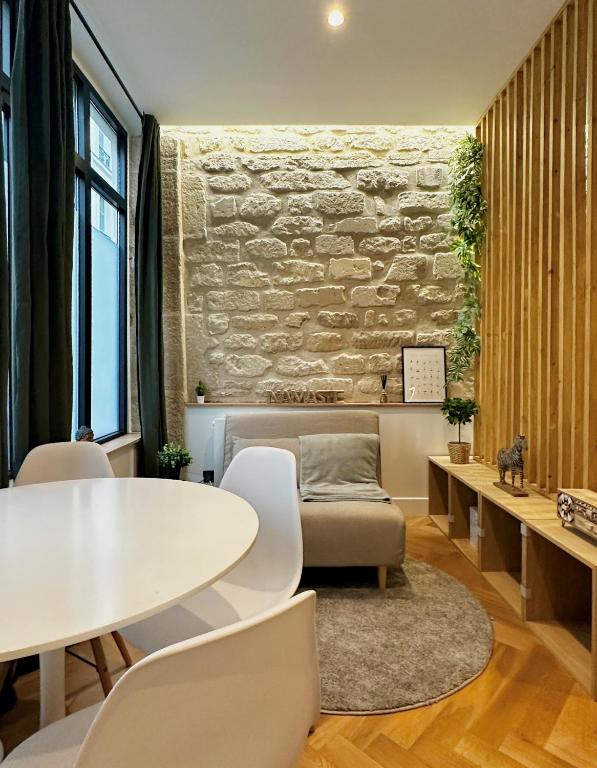 une salle à manger avec une table et des chaises blanches dans l'établissement Studio Amelot, Charming & Pierre, à Paris