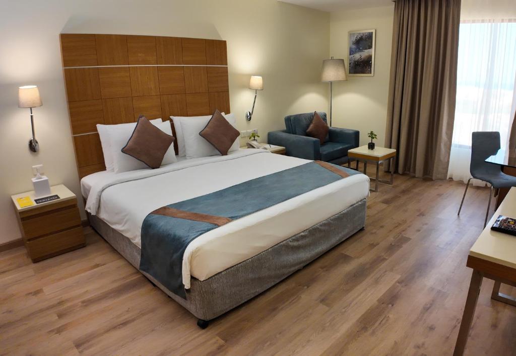 Postel nebo postele na pokoji v ubytování Golden Tulip Muscat