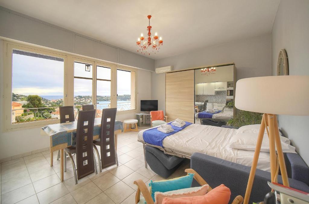 Giường trong phòng chung tại FRGK " Vue mer imprenable Villefranche"
