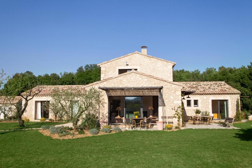 una gran casa de piedra con césped verde en Mas Notre Dame, en Eygalières