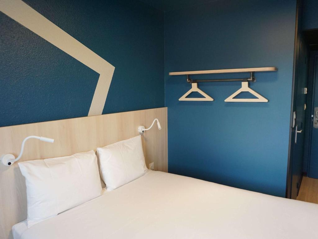 Postel nebo postele na pokoji v ubytování ibis budget Honfleur Centre