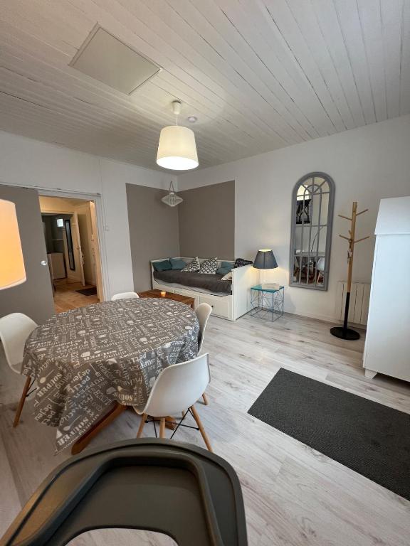un salon avec une table et un lit dans l'établissement Maison 43m2 meublée 200m plage, à La Bernerie-en-Retz