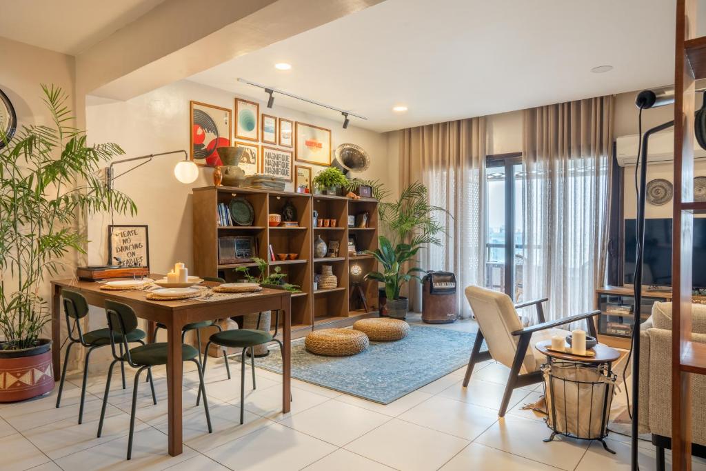 una sala de estar con una mesa y sillas en The Nile Vintage Haven, en El Cairo