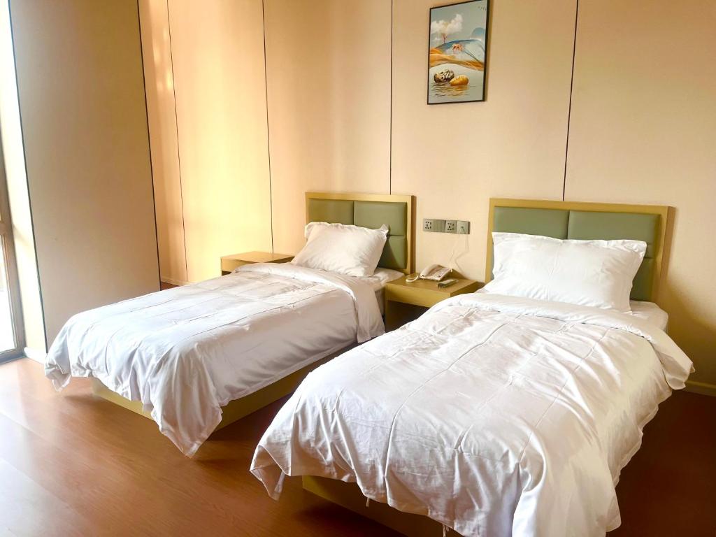 Postel nebo postele na pokoji v ubytování beijing`s hotel