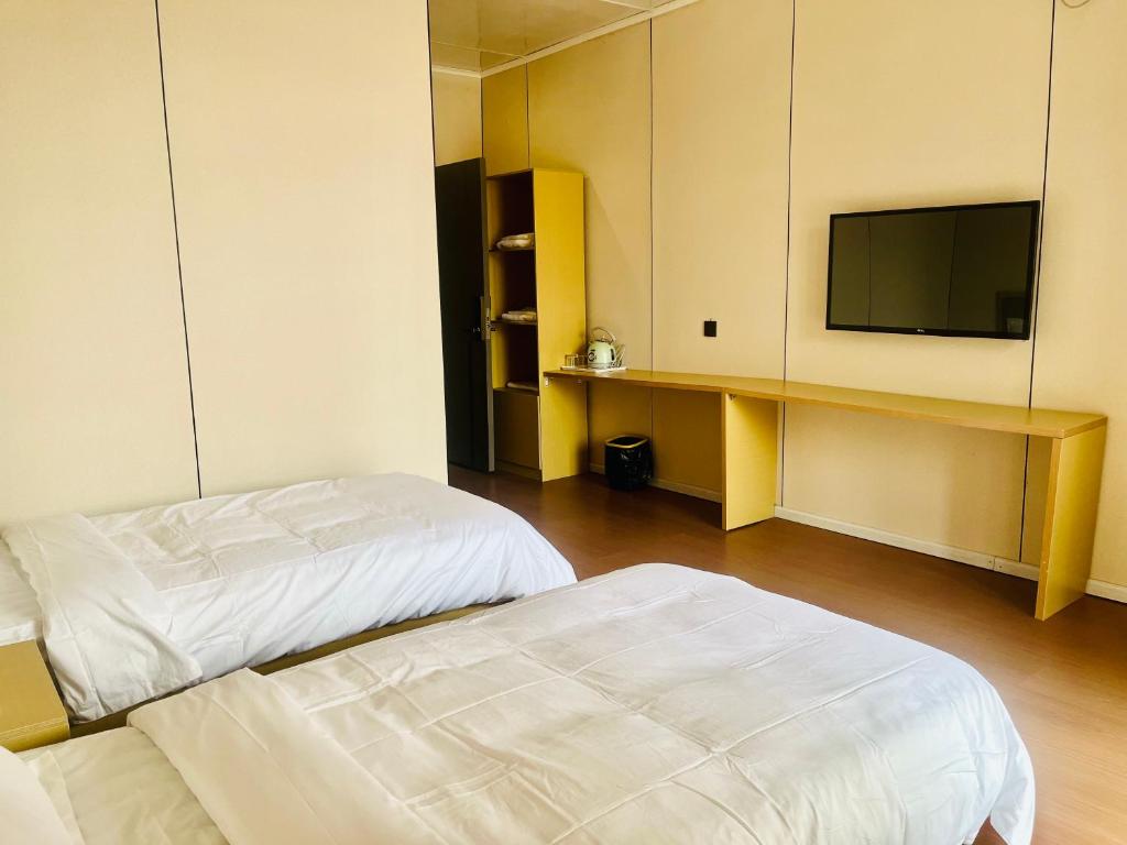 Postel nebo postele na pokoji v ubytování beijing`s hotel