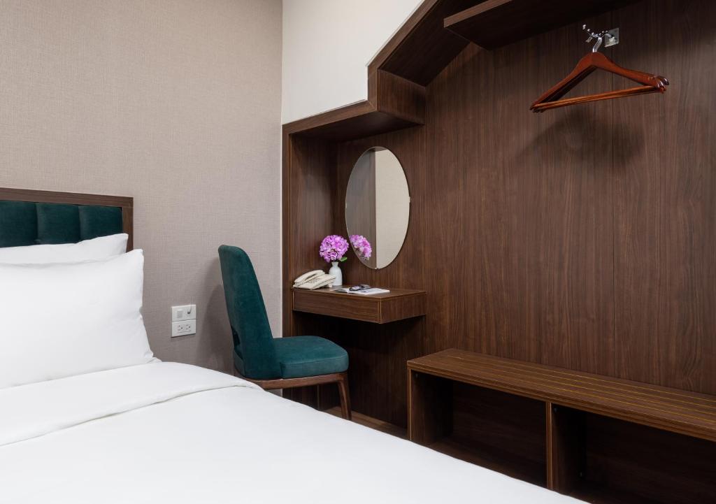 Postel nebo postele na pokoji v ubytování Hanoi Vista Hotel
