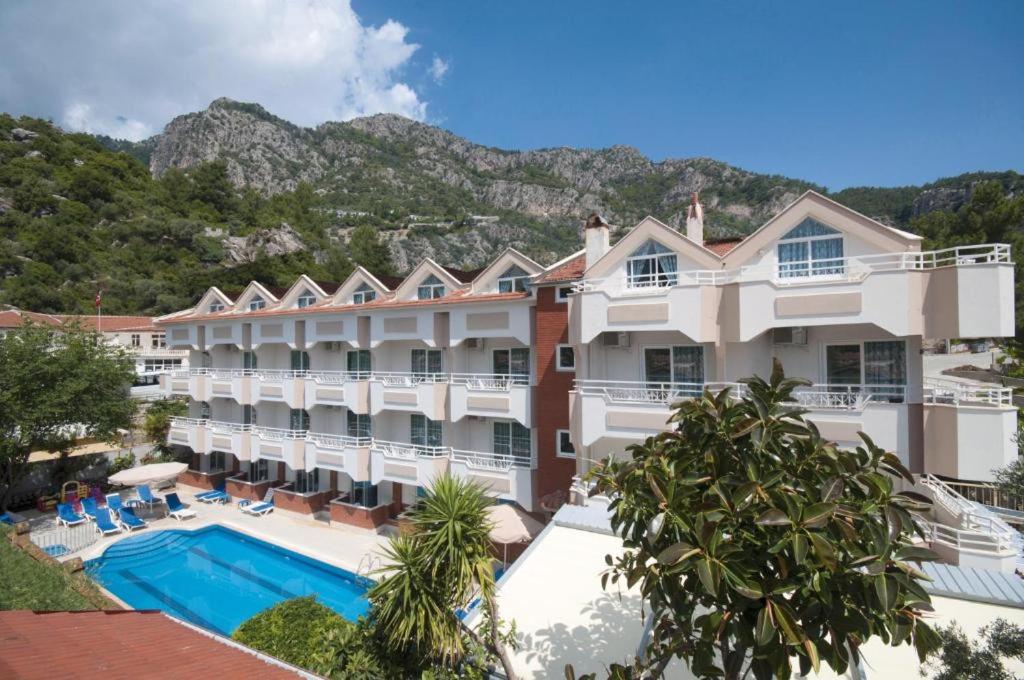 Nespecifikovaný výhled na hory nebo výhled na hory při pohledu z aparthotelu