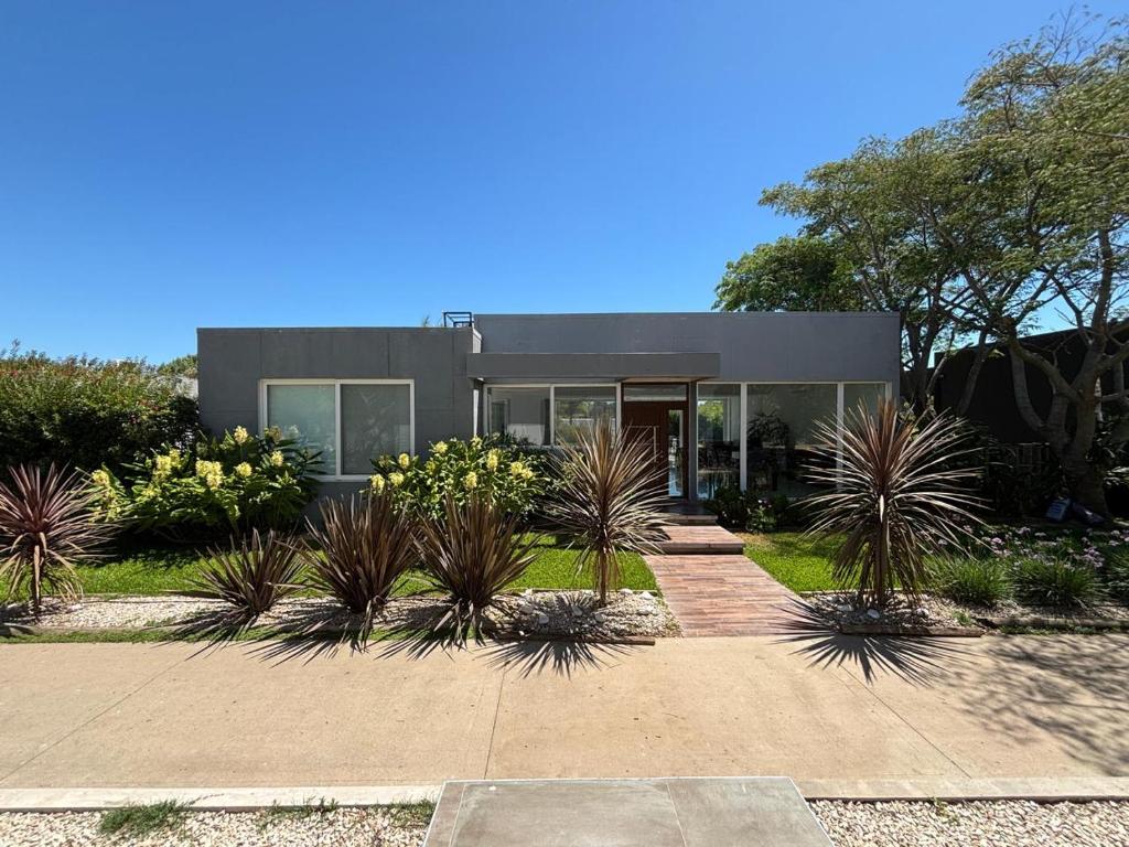 una casa con plantas delante de ella en Delta tigre Casa Aqua, en San Fernando