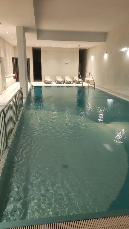 Bazén v ubytovaní APARTAMENT BALTICHOFF PREMIUM with Sea View, Basen, Spa, Gym, Sauna, hala sportowa z kortem tenisowym alebo v jeho blízkosti