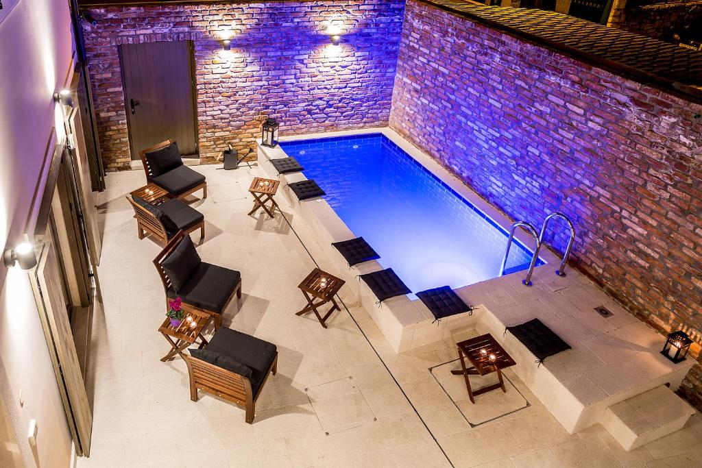 - une vue sur la piscine située dans un bâtiment dans l'établissement Splendida Palace, à Split