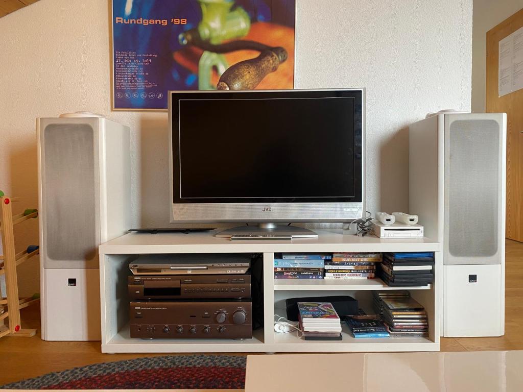 TV a/nebo společenská místnost v ubytování Chalet Seeblick