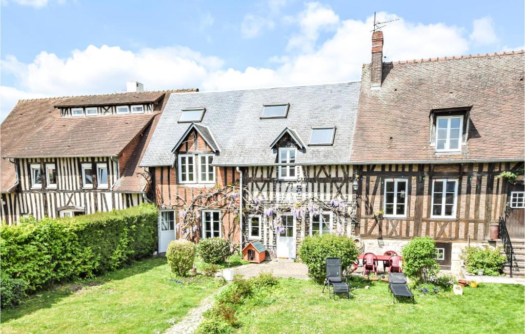 an exterior view of a large house with a yard at Pet Friendly Home In Le Mesnil-Esnard in Le Mesnil-Esnard