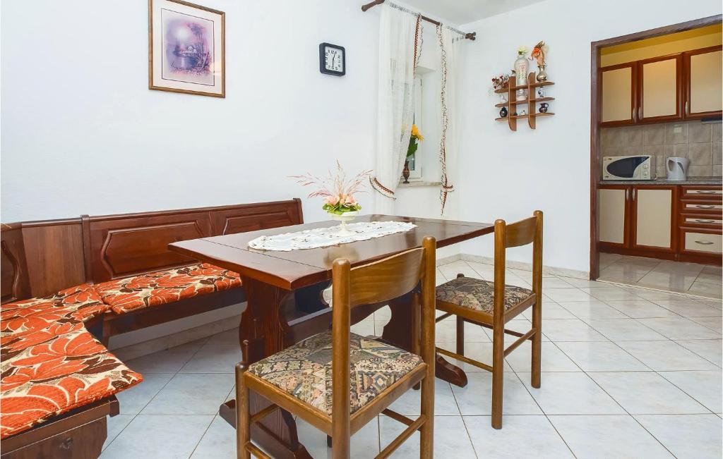 Kuchyňa alebo kuchynka v ubytovaní Four-Bedroom Apartment In Omis