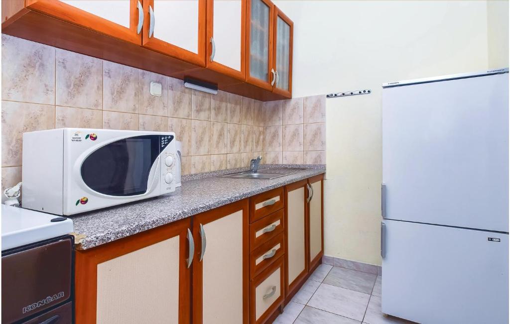 Kuchyňa alebo kuchynka v ubytovaní Four-Bedroom Apartment In Omis