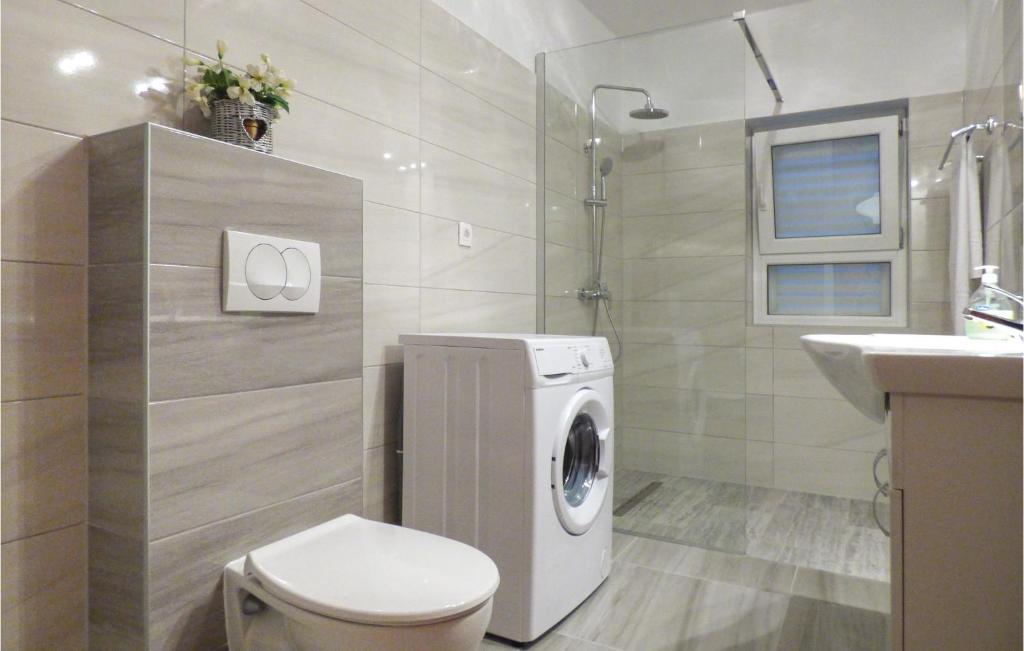 Kúpeľňa v ubytovaní Four-Bedroom Apartment In Omis