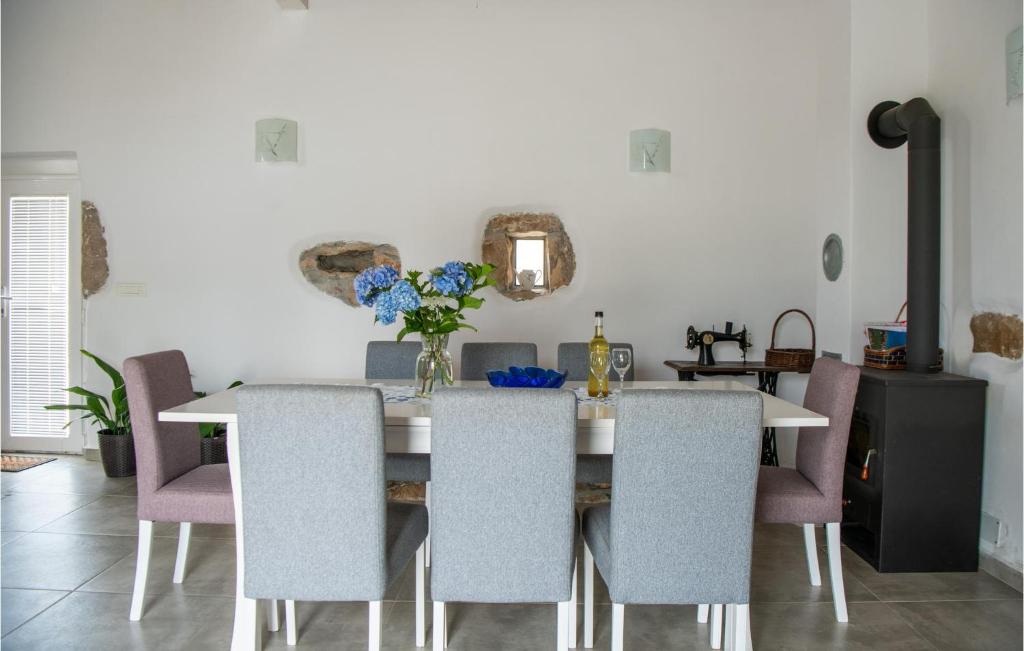 Część wypoczynkowa w obiekcie 3 Bedroom Amazing Home In Ruzici