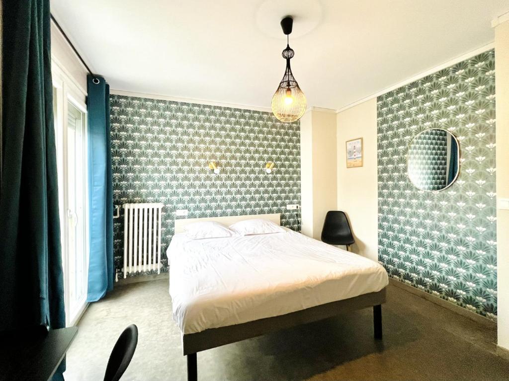 Postel nebo postele na pokoji v ubytování Hôtel Le Littoral - Berck sur Mer