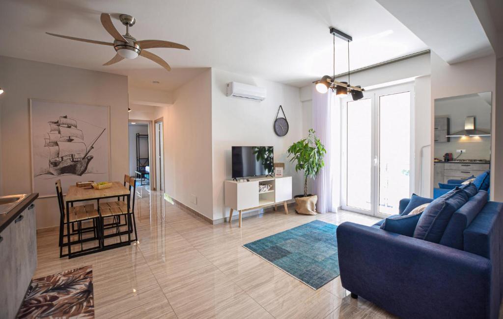Μια τηλεόραση ή/και κέντρο ψυχαγωγίας στο Gorgeous Apartment In Falerna Marina