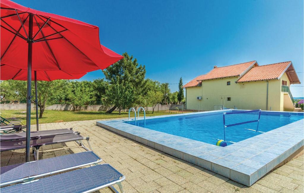 Bazén v ubytovaní Four-Bedroom Holiday Home In Lisicic alebo v jeho blízkosti